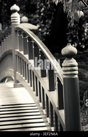 Holzbrücke im japanischen Garten. Schwarz-weiß. Stockfoto