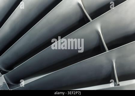 Detailansicht von Strahlturbinenschaufeln mit metallischer Textur und geometrischer Symmetrie. Moderne Luft- und Raumfahrttechnik mit abstraktem Hintergrund Stockfoto