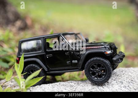 CHIANG Mai, THAILAND - 12. MAI 2026: Eine Nahaufnahme eines schwarzen Jeep Wrangler Rubicon Miniaturmodells, das einen Felskrabbeln durchführt Stockfoto