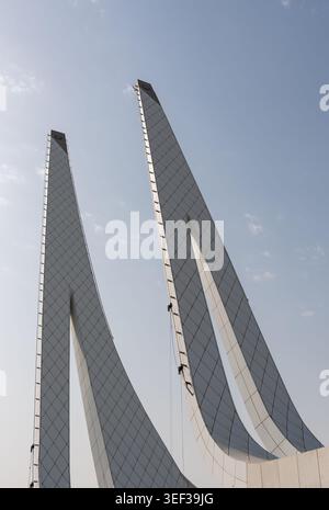 Al Rayyyan, Doha, Katar - 4. Februar 2026: Eine niederwinklige architektonische Aufnahme der futuristischen, schwungvollen Minarette in der Education City Mosque in Doha. Stockfoto