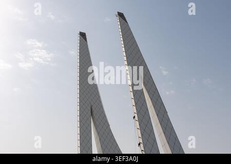 Al Rayyyan, Doha, Katar - 4. Februar 2026: Ein landschaftlich-architektonisches Bild, das die futuristischen, weitläufigen Minarette der Bildungsstadt-Moschee zeigt. Stockfoto