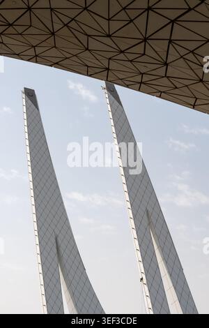 Al Rayyyan, Doha, Katar - 4. Februar 2026: Ein vertikales Porträt der futuristischen Bildungsstadt-Moschee in Doha, Katar, mit einem hochragenden Minarett Stockfoto