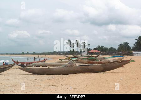 Kanus am Strand von Robertsport, Liberia, Westafrika. Stockfoto