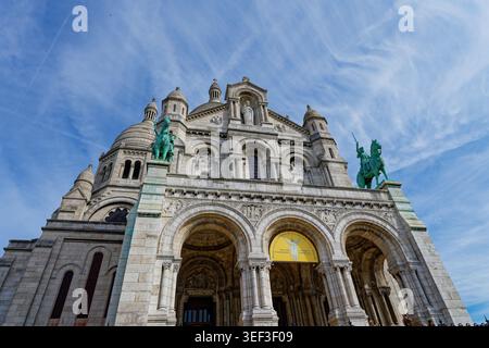 Paris, Frankreich. 15. August 2025: Außenansicht der Basilika Sacre-Coeur mit Besuchern im Viertel Montmartre in Paris, Frankreich. Stockfoto