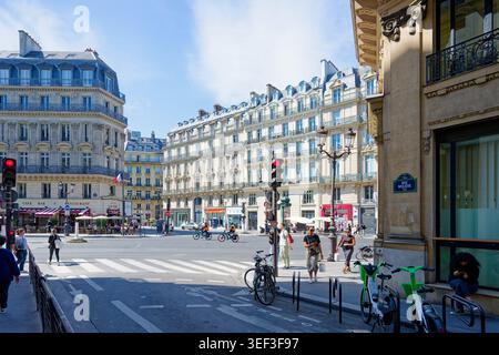 Paris, Frankreich. 15. August 2025: Urbane Straßenszene mit klassischen Haussmann-Gebäuden in der Nähe der Rue Moliere im Zentrum von Paris, Frankreich. Stockfoto