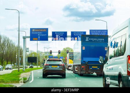 Niederlande - 17. April 2026: Straßenverkehr auf einer Autobahn in der Nähe von Amsterdam mit Schildern nach Amsterdam-Westpoort, Beverwijk, Alkmaar, Rotterdam, Stockfoto