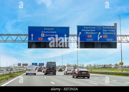 Niederlande - 17. April 2026: Verkehr fließt unter großen blauen Autobahnschildern auf der Autobahn A9 und gibt Wegbeschreibung nach Utrecht, Amsterdam-W Stockfoto
