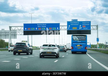 Niederlande - 17. April 2026: Tagesverkehr auf der Autobahn A4 in der Nähe von Amsterdam, die sich der Kreuzung nach Hoofddorp, Aalsmeer, Haarlem und Alkmaar nähert Stockfoto