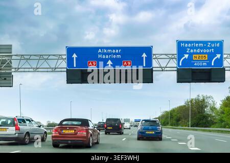 Niederlande - 17. April 2026: Tagesverkehr auf der Autobahn A9, die sich der Ausfahrt Haarlem-Zuid und Zandvoort über die N205 nähert Stockfoto