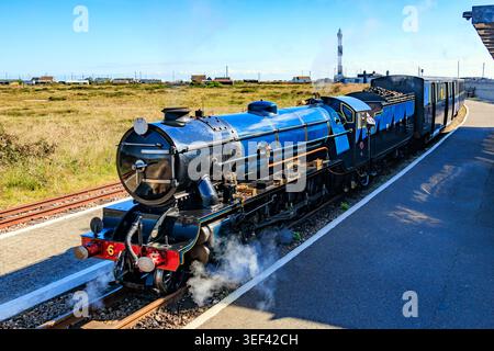Ein Schmalspurdampfzug verlässt Dungeness Station an der Romney, Hythe & Dymchurch Railway, Kent, England, Großbritannien Stockfoto