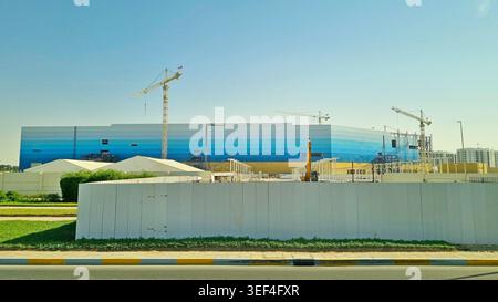 Ein großes Industriegebäude aus blauen Sandwichpaneelen im Bau in Dubai, VAE Stockfoto