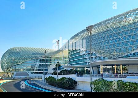 Das futuristische Gittergehäuse eines Hotels Yas Island, das über einer Formel-1-Strecke in Abu Dhabi, VAE, gebaut wurde. Stockfoto
