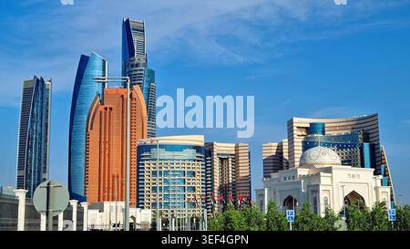 Eine Mischung aus moderner und traditioneller islamischer Architektur im Stadtbild von Abu Dhabi, VAE Stockfoto