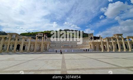 Ein Blick auf das Amphitheater Khor Fakkan im römischen Stil vor einem blauen Himmel in Sharjah, VAE Stockfoto