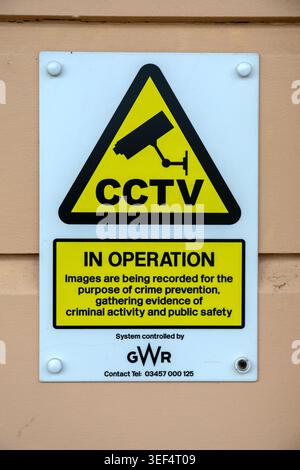 Unterschreiben Sie die CCTV-Überwachung am GWR-Bahnhof, Frome, Somerset, England, Großbritannien Stockfoto