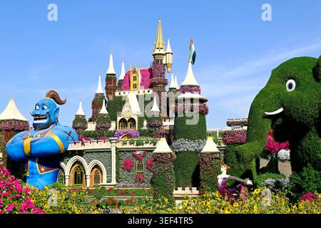 Eine farbenfrohe Blumeninstallation im Miracle Garden mit einem Märchenschloss in Dubai, VAE Stockfoto