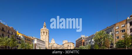 Plaza de la Reina Panorama in Valencia Spanien bei sonnigem Wetter und historischer Architektur. Stockfoto