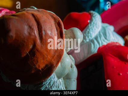 Ich schaue auf ein Gartenzwerg-Ornament Stockfoto