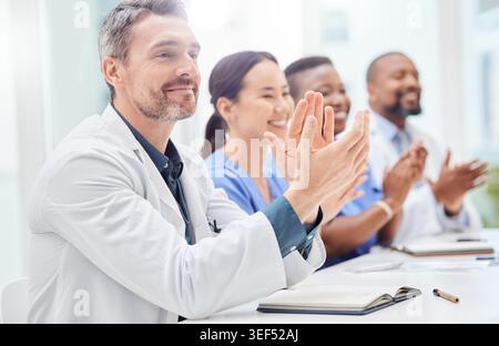 Treffen, Applaus und Ärzte mit Erfolg für Feier, Unterstützung oder Gesundheitsnachrichten im Durchbruch. Klatschen, glücklich und jubeln mit den Leuten Stockfoto