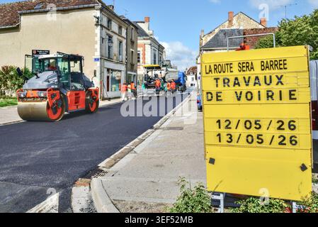 Temporäres Informationsschild, das die Verkehrsteilnehmer vor Verkehrsbeschränkungen während der Straßenbauarbeiten im Stadtzentrum warnt - Preuilly-sur-Claise, Indre-et-Loire (37), Frankreich Stockfoto