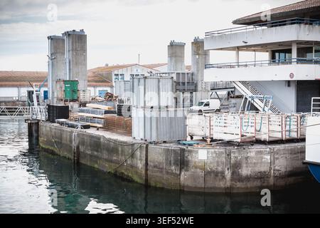 Ile d Yeu, Frankreich - September 16, 2018: Blick auf die Brücke von der Fähre in den Hafen der Insel von Yeu, wo Reisende sitzen zu admir Stockfoto