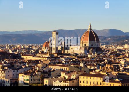 Firenze, Italien, 09/12/2017 Beschreibung: Nahaufnahme des Dom von Florenz und des Glockenturms Giotto bei Sonnenuntergang. Stockfoto