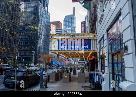 New York City New York - 8. November 2025: Leuchtschild für die Late Show mit Stephen Colbert in Midtown Manhattan New York City Stockfoto