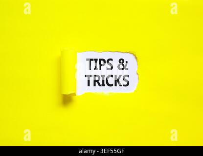 Symbol für Tipps und Tricks. Konzeptwörter Tipps und Tricks auf wunderschönem Whitepaper. Schöner gelber Hintergrund. Geschäftliche Tipps und Tricks Motivation Stockfoto