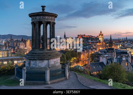 Wunderschöner Blick auf die Skyline von Edinburgh und das historische Dugald Stewart Monument auf Calton Hill während der Dämmerung in Schottland, Großbritannien Stockfoto