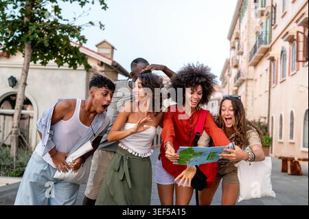 Eine bunte Gruppe von Freunden zelebriert Freude und Zweisamkeit auf Reisen und drückt pures Glück aus Stockfoto