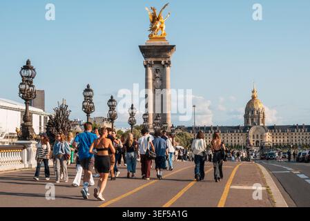Paris, Frankreich - 15. Juni 2025: Touristen schlendern auf der Pont Alexandre III, einer berühmten Brücke über die seine in Paris, die mit Jugendstillampen und geschmückt ist Stockfoto
