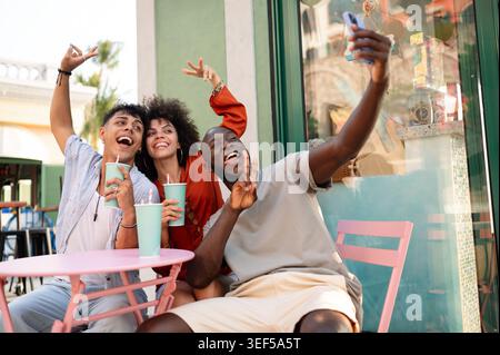 Eine multikulturelle Gruppe von Freunden entspannt sich zusammen, genießt Spaß, macht Selfie, feiert Vielfalt Stockfoto