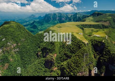 Dramatische Aussicht auf tiefe Canyonklippen mit grünem Plateau und rauer Landschaft, Drohnenblick Stockfoto