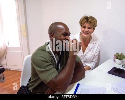 Verschiedene Geschäftsleute lachen und genießen Gelegenheitsgespräche im Büro Stockfoto