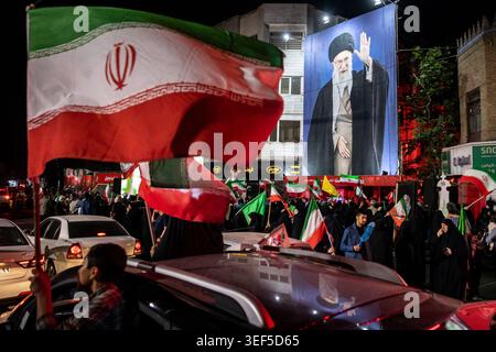 13. Mai 2026, Teheran, Iran: Unterstützer der Regierung versammeln sich während einer staatlich organisierten Kundgebung in der Shahid Keshvardoost Street in der Innenstadt von Teheran, Iran, während eines Waffenstillstands mit dem Iran, den Vereinigten Staaten und Israel. Die Vereinigten Staaten und Israel starteten am 28. Februar Streiks gegen den Iran, wobei der oberste Führer des Iran getötet wurde, was den Iran dazu veranlasste, sich mit Streiks auf Israel und über den Golf zu vergelten. Präsident Trump beschrieb das Waffenstillstandsabkommen mit dem Iran als „sehr schwach“, und der Sprecher der nationalen sicherheitskommission des iranischen parlaments warnte die USA am 10. Mai davor Stockfoto