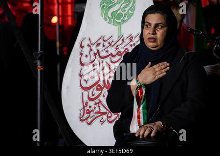 13. Mai 2026, Teheran, Iran: Unterstützer der Regierung versammeln sich während einer staatlich organisierten Kundgebung in der Shahid Keshvardoost Street in der Innenstadt von Teheran, Iran, während eines Waffenstillstands mit dem Iran, den Vereinigten Staaten und Israel. Die Vereinigten Staaten und Israel starteten am 28. Februar Streiks gegen den Iran, wobei der oberste Führer des Iran getötet wurde, was den Iran dazu veranlasste, sich mit Streiks auf Israel und über den Golf zu vergelten. Präsident Trump beschrieb das Waffenstillstandsabkommen mit dem Iran als „sehr schwach“, und der Sprecher der nationalen sicherheitskommission des iranischen parlaments warnte die USA am 10. Mai davor Stockfoto