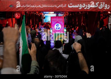 13. Mai 2026, Teheran, Iran: Unterstützer der Regierung versammeln sich während einer staatlich organisierten Kundgebung in der Shahid Keshvardoost Street in der Innenstadt von Teheran, Iran, während eines Waffenstillstands mit dem Iran, den Vereinigten Staaten und Israel. Die Vereinigten Staaten und Israel starteten am 28. Februar Streiks gegen den Iran, wobei der oberste Führer des Iran getötet wurde, was den Iran dazu veranlasste, sich mit Streiks auf Israel und über den Golf zu vergelten. Präsident Trump beschrieb das Waffenstillstandsabkommen mit dem Iran als „sehr schwach“, und der Sprecher der nationalen sicherheitskommission des iranischen parlaments warnte die USA am 10. Mai davor Stockfoto