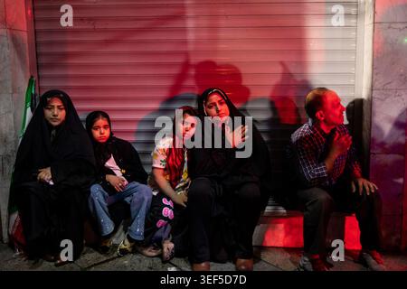 13. Mai 2026, Teheran, Iran: Unterstützer der Regierung versammeln sich während einer staatlich organisierten Kundgebung in der Shahid Keshvardoost Street in der Innenstadt von Teheran, Iran, während eines Waffenstillstands mit dem Iran, den Vereinigten Staaten und Israel. Die Vereinigten Staaten und Israel starteten am 28. Februar Streiks gegen den Iran, wobei der oberste Führer des Iran getötet wurde, was den Iran dazu veranlasste, sich mit Streiks auf Israel und über den Golf zu vergelten. Präsident Trump beschrieb das Waffenstillstandsabkommen mit dem Iran als „sehr schwach“, und der Sprecher der nationalen sicherheitskommission des iranischen parlaments warnte die USA am 10. Mai davor Stockfoto