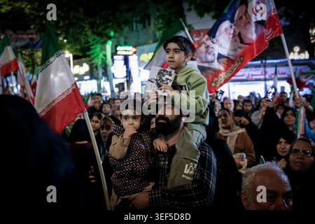 13. Mai 2026, Iran, Iran: Regierungsnahe Anhänger schwenken während einer staatlich organisierten Kundgebung nationale Flaggen, während eines Waffenstillstands mit dem Iran, den Vereinigten Staaten und Israel. Die Vereinigten Staaten und Israel starteten am 28. Februar Streiks gegen den Iran, wobei der oberste Führer des Iran getötet wurde, was den Iran dazu veranlasste, sich mit Streiks auf Israel und über den Golf zu vergelten. Präsident Trump beschrieb das Waffenstillstandsabkommen mit dem Iran als "sehr schwach", und der Sprecher der nationalen sicherheitskommission des iranischen parlaments warnte die Vereinigten Staaten am 10. Mai vor Angriffen auf Schiffe in Golfgewässern und sagte mir Stockfoto