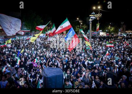 13. Mai 2026, Iran, Iran: Regierungsnahe Anhänger schwenken während einer staatlich organisierten Kundgebung nationale Flaggen, während eines Waffenstillstands mit dem Iran, den Vereinigten Staaten und Israel. Die Vereinigten Staaten und Israel starteten am 28. Februar Streiks gegen den Iran, wobei der oberste Führer des Iran getötet wurde, was den Iran dazu veranlasste, sich mit Streiks auf Israel und über den Golf zu vergelten. Präsident Trump beschrieb das Waffenstillstandsabkommen mit dem Iran als "sehr schwach", und der Sprecher der nationalen sicherheitskommission des iranischen parlaments warnte die Vereinigten Staaten am 10. Mai vor Angriffen auf Schiffe in Golfgewässern und sagte mir Stockfoto