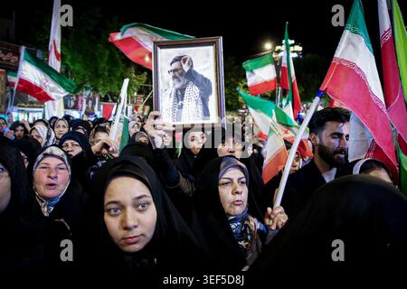 13. Mai 2026, Iran, Iran: Regierungsnahe Anhänger schwenken während einer staatlich organisierten Kundgebung nationale Flaggen, während eines Waffenstillstands mit dem Iran, den Vereinigten Staaten und Israel. Die Vereinigten Staaten und Israel starteten am 28. Februar Streiks gegen den Iran, wobei der oberste Führer des Iran getötet wurde, was den Iran dazu veranlasste, sich mit Streiks auf Israel und über den Golf zu vergelten. Präsident Trump beschrieb das Waffenstillstandsabkommen mit dem Iran als "sehr schwach", und der Sprecher der nationalen sicherheitskommission des iranischen parlaments warnte die Vereinigten Staaten am 10. Mai vor Angriffen auf Schiffe in Golfgewässern und sagte mir Stockfoto