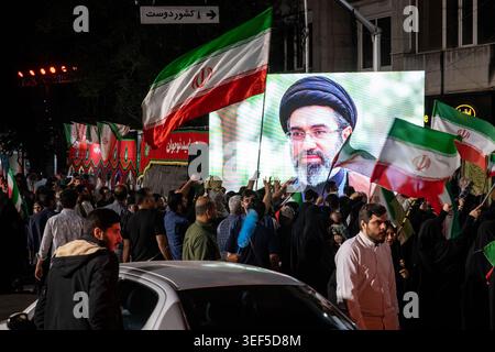 13. Mai 2026, Teheran, Iran: Unterstützer der Regierung versammeln sich während einer staatlich organisierten Kundgebung in der Shahid Keshvardoost Street in der Innenstadt von Teheran, Iran, während eines Waffenstillstands mit dem Iran, den Vereinigten Staaten und Israel. Die Vereinigten Staaten und Israel starteten am 28. Februar Streiks gegen den Iran, wobei der oberste Führer des Iran getötet wurde, was den Iran dazu veranlasste, sich mit Streiks auf Israel und über den Golf zu vergelten. Präsident Trump beschrieb das Waffenstillstandsabkommen mit dem Iran als „sehr schwach“, und der Sprecher der nationalen sicherheitskommission des iranischen parlaments warnte die USA am 10. Mai davor Stockfoto