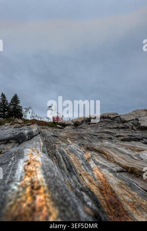 Pemaquid Point Lighthouse von Shoreline Rocks - niedrig Stockfoto