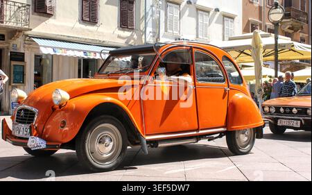Klassischer oranger Citroen 2CV und Vintage Opel fahren am 2. Mai 2026 bei der 30. Internationalen Oldtimer Auto Rallye in Rijeka, Kroatien. Stockfoto