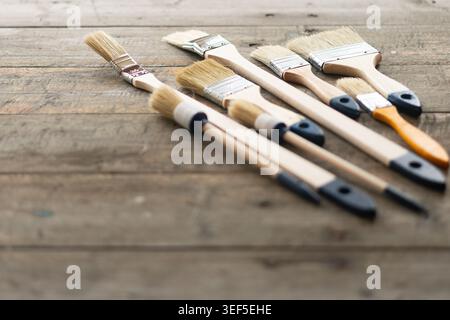 Pinsel auf rustikalem Holzhintergrund. Stockfoto