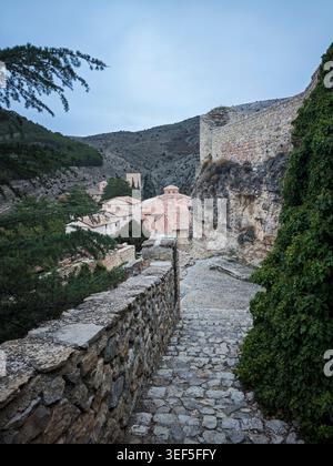 Albarracín Dorf mit alten Steinmauern und Kopfsteinpflasterweg in spanien Stockfoto