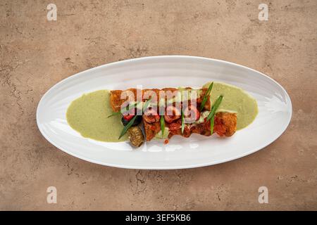 Gegrillter Fleischkebab mit Sauce und Gemüse Stockfoto