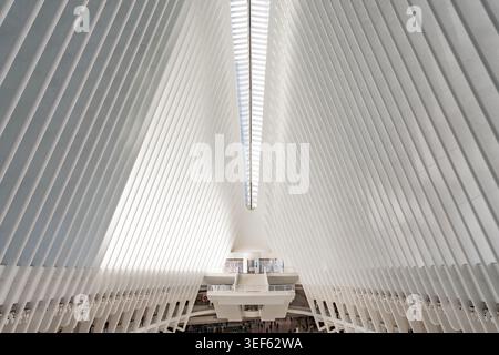 New York, New York, USA-13. April 2026: Innenraum des Oculus-Gebäudes. Stockfoto