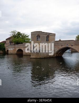 St. Ledger Chapel In Der Mitte Der St. Ives Bridge. Der Great River Ouse fließt unterhalb dessen, was eine von nur vier britischen Brücken mit Einer Kapelle ist. Stockfoto