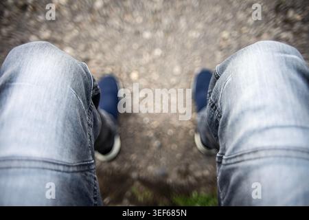 Der Boden rutscht von den Gefühlen und Symbolen unter den Füßen ab Stockfoto